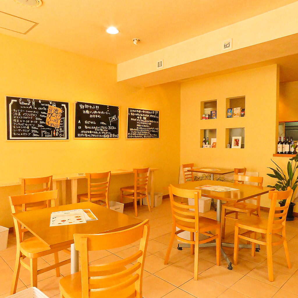 温かみのある落ち着いた雰囲気の店内。居心地が良すぎて、ついつい長居してしまうかもしれませんよ♪