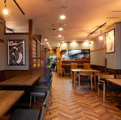 連結可能のテーブル。広々とした空間は各種宴会に◎