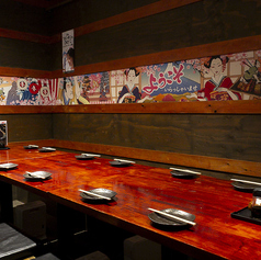 【掘りごたつ完全個室貸切：10～12名様】掘りごたつ完全個室は10～12名様で貸切利用が可能。明るい照明と広々とした空間は、大切な方との会食や接待、記念日のお祝いなど、様々な宴会シーンに幅広くご活用いただけます。完全個室のため、周りを気にせずに、自分たちだけのプライベートなひとときをぜひ。ご予約はお早めに。