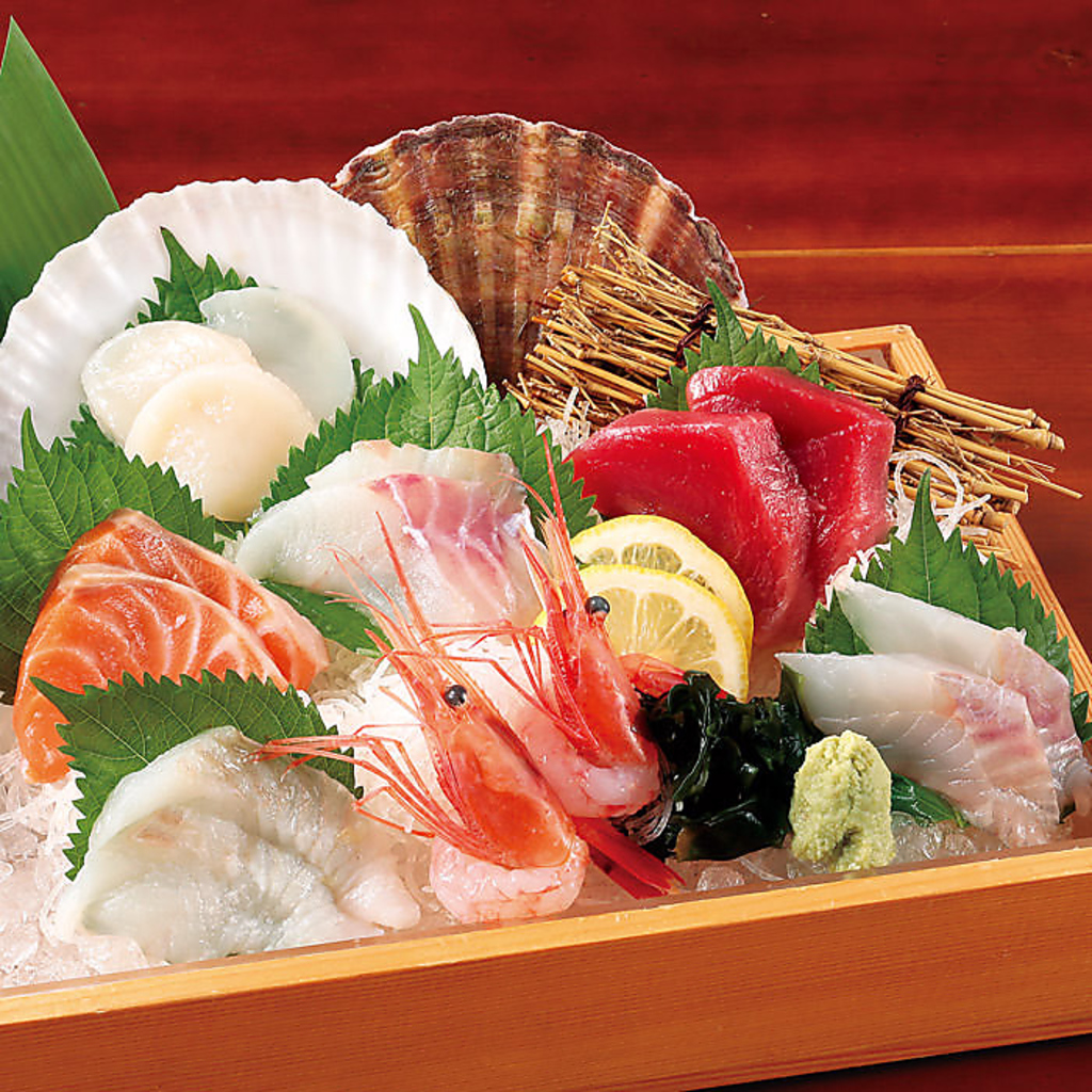 【鮮魚にこだわる】毎日入荷する魚介は店内で捌くのでプリプリ、新鮮！刺身・寿司等でどうぞ。