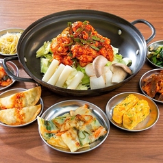 【飲み放題付き＋コプチャンジョンゴルコース】2種類のホルモンと野菜を含む韓国風ホルモン鍋を味わう全5品の写真
