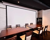 大規模なパーティーも盛り上がる、150インチの巨大プロジェクタースクリーンを完備!DVD、Blu-ray、PC、iPhone、iPadなど様々なデバイスを接続可能です。お好みの映像を流しながら、思い出に残るパーティーをお楽しみください。迫力満点の映像で、感動的な演出をサポートします☆