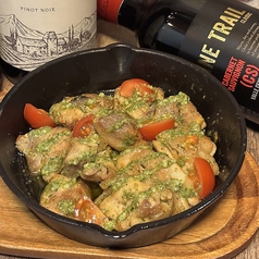 グリルチキンとじゃがいものバジルソテー