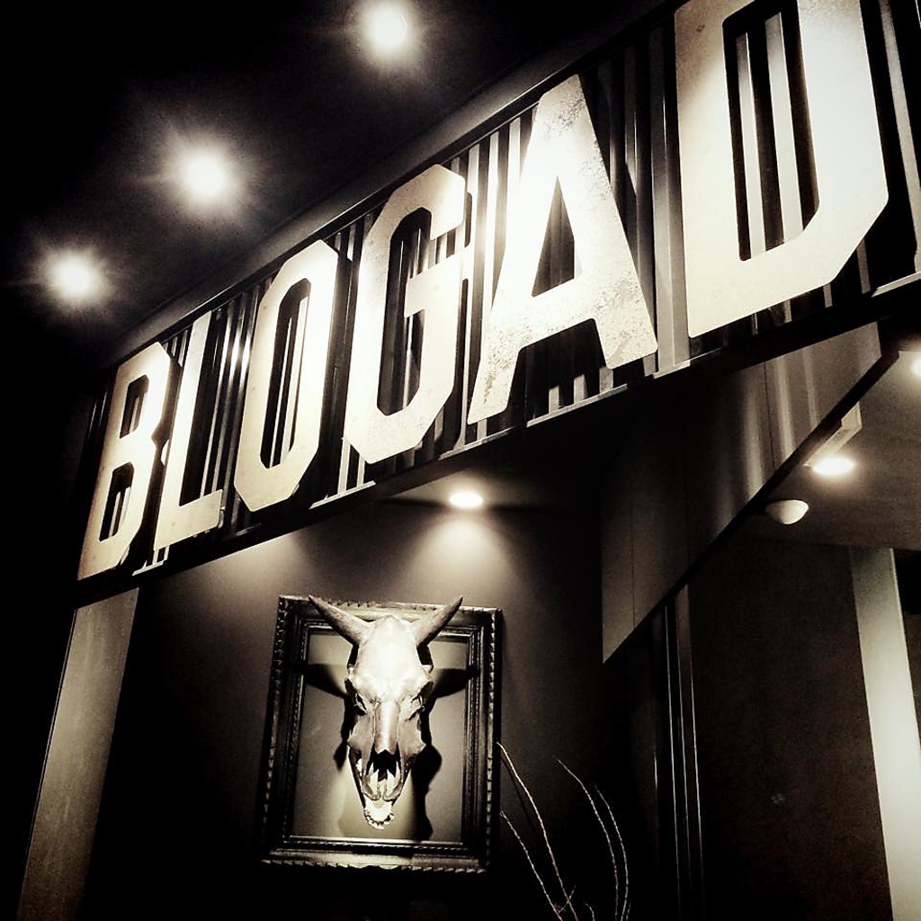 入口をくぐるとブラジルのレストランのような雰囲気広がる店内。