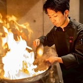 格式ある技術をベースに、お酒が進む一品料理から本格的な逸品まで幅広くご用意。酒場”という肩肘張らず皆が楽しめる形に落とし込み、自由で洗練された新しい中華体験を実現。一皿毎に感じる余韻と驚きを、ライブ感あるオープンキッチンの店内で心ゆくまでお楽しみ下さい