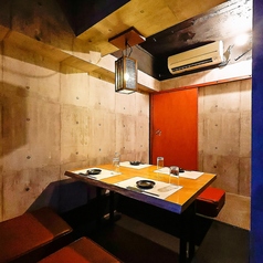 2名様～ご利用いただける掘りごたつ席の個室です。仲間同士での飲み会やご家族でのお食事、各種ご宴会など様々なシチュエーションでご活用ください！岡山駅から徒歩5分なので、夜遅くまででもOK！
