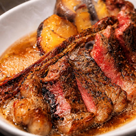 豪快に焼き上げる旨みの極み！骨付きLボーンステーキ