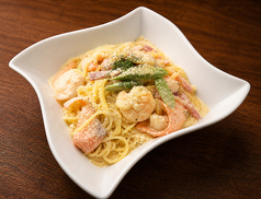 小海老とサーモンの濃厚クリームパスタ