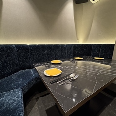 隠し扉になってる完全個室☆入り口から他のお客様と顔を合わせる事無く入店出来ます。 お好きなTVも見れて最大6名様まで可能です♪（※お一人様個室料+1,000円頂戴いたします。混雑時は2時間制でお願いします）