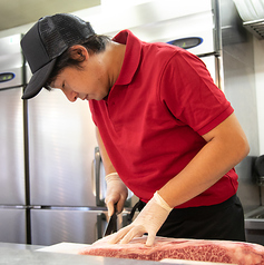七輪の炭火で焼き上げる厳選肉を堪能するなら当店へ