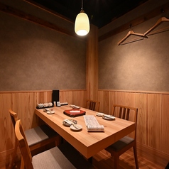 プライベートな時間を楽しめる個室も完備。ご家族やご友人とのお食事、会食など、周りを気にせず料理とお酒をゆっくりとお楽しみいただけます。