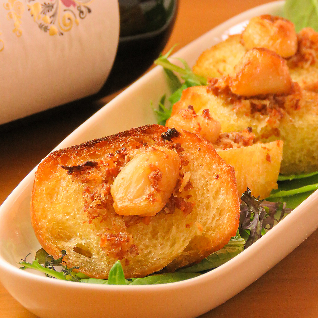 当店の人気メニュー『背徳のガーリックトースト』そのまま食べるも良し、パスタソースに付けても良し