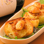 当店の人気メニュー『背徳のガーリックトースト』そのまま食べるも良し、パスタソースに付けても良し