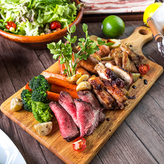 じっくり低温調理したローストビーフのサラダ仕立て