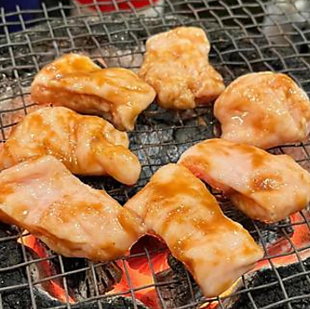 香り高いごま油とニンニクのパンチが効いた味わいは、ビールやハイボールなどのドリンクに相性抜群！