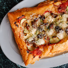 粗挽き自家製ソーセージとトマト