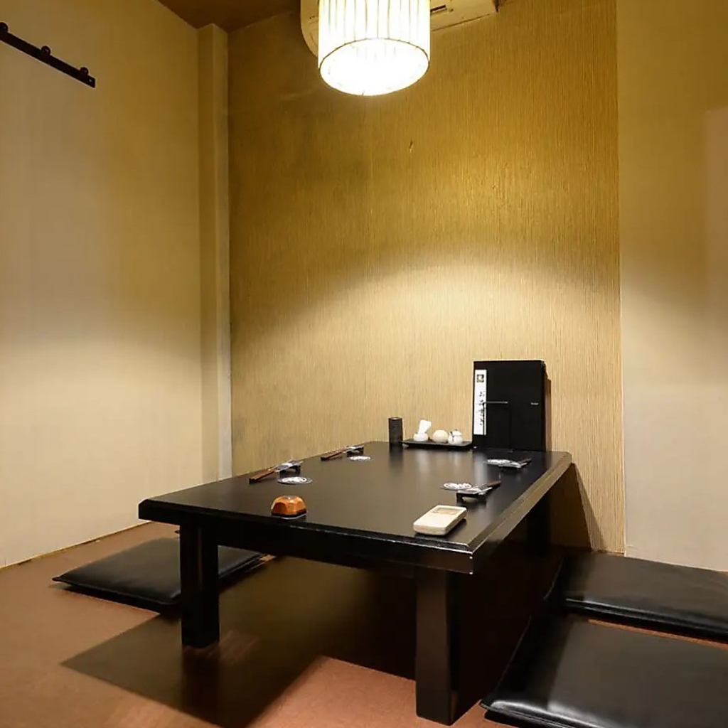 隠れ家のような雰囲気でゆっくり焼鳥を楽しめる人気店。