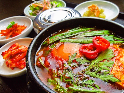 韓国人のオーナーが作る、本当の韓国家庭料理が味わえる店。宴会にもぴったり！