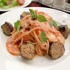 茄子とモッツァレラとバジルのトマトソースパスタ