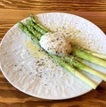料理メニュー写真&nbsp;炭焼き アスパラの温玉ビスマルク