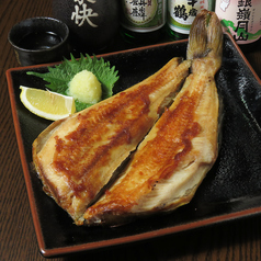 日本酒がすすむ！塩加減が絶妙な、食べ応え満点の極上ほっけの写真