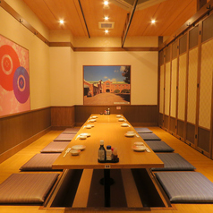 【ゆったり寛げる個室】長時間の宴会でも脚を伸ばしながら寛げる掘りごたつございます。快適な空間で大人数の飲み会にもしっかり対応◎宴会向けの飲み放題付きコース料理や、幹事様にも嬉しいクーポンも多数ご用意しております!仕事終わりにも気軽にお立ち寄りください。