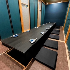 掘りごたつの完全個室です。接待・打ち合わせ・家族揃ってなど多種多様な部屋、自慢の個室で旨い酒飲んでください。