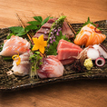 『鶏だけじゃ、終わらない。』店名は鶏彩。でも、おすすめしたいのは鶏料理だけではありません。旬の鮮魚や居酒屋メニューも充実しています。