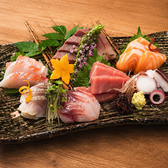 『鶏だけじゃ、終わらない。』店名は鶏彩。でも、おすすめしたいのは鶏料理だけではありません。旬の鮮魚や居酒屋メニューも充実しています。