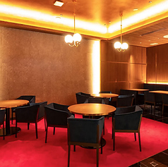 鮮やかなレッドカーペットが目を引くこちらの空間では、ゆったりとしたテーブル席をご用意しております。間接照明が織りなす上質な雰囲気は、大人の女子会や大切な人とのデートに最適です。広々としたテーブルで美味しい料理とお酒を囲み、周りを気にせず賑やかに語らい、心に残る思い出をお作りください。