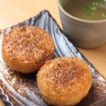 香ばしい醤油の匂いがたまらない「焼きおにぎり」。程よい握り加減でホッと一息、お食事にも宴会のシメにも◎