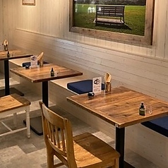 落ち着いたライティングとオシャレな装飾が施された店内は、デートにもおすすめです◎テーブル席は二人だけの時間をゆっくり楽しめる特等席♪コーヒーの香りに包まれながら、ハワイアンタイムをお過ごしください◎