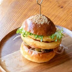 辛さと旨味の絶妙なハーモニーを手軽に楽しめるバーガー