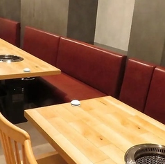 【店舗貸切:最大50名様】栄・錦での大型宴会を華やかに彩る、上質なおもてなし空間。最大50名様まで対応可能な広々とした店内を独占し、黒毛和牛の焼肉をメインとした贅沢なお食事をお楽しみいただけます。店内は落ち着いた雰囲気の和モダン空間。周囲を気にせずお食事と会話を楽しむ、素敵なひとときをお過ごしください。