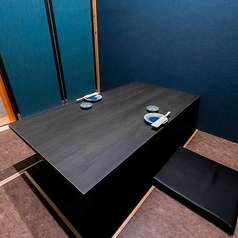 2名様のご利用やカップルにおすすめの横並びのお席です。2名様空間の個室です。プライベート空間を存分に味わってください。デートなど大事な方と特別な時間を過ごす時にご利用ください。