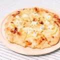 料理メニュー写真&nbsp;三種のチーズと自家製ジャムのピッツア