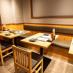 少人数でのご利用に最適な2名様掛けテーブル席をご用意しています。ご友人や同僚との語らい、デートでのお食事にもぴったり◎自慢の博多料理を味わいながら、ゆったりとした時間をお過ごしください。全席禁煙で快適です！