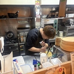 丁寧に仕込む厨房の温かい雰囲気。手作り料理を安心して楽しめる人気の空間です。