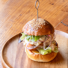 鮮やかさが際立つバーガーは健康的な美味しさでいっぱい