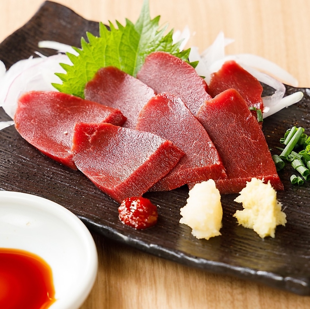 新鮮なまぐろを豪快に提供！希少部位をたっぷり味わえます。人気の一品。