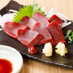 新鮮なまぐろを豪快に提供！希少部位をたっぷり味わえます。人気の一品。