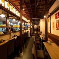 漁港の食堂のような提灯が飾られた活気あふれる店内で◎