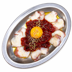 生タコと馬刺しのユッケ　異なる食感と旨みを贅沢に味わう