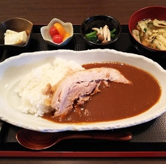 とろけるバラ肉のスパイシーカレー