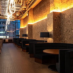 このテーブル席は、大切な人とのデートにもピッタリ。温かい間接照明が照らす落ち着いた雰囲気の中で、美味しい料理とドリンクを心ゆくまでお楽しみください。記念日のお祝いや、ゆっくり語らいたい夜にぴったりの、特別なひとときを演出いたします。