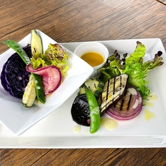 【地産地消】地域の恵み！地元野菜をふんだんに使用した6種のポタージュ付きの前菜盛り合わせの写真