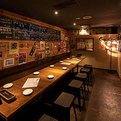 温かみのあるインテリアに囲まれた半個室空間は、少人数での密なコミュニケーションを楽しみたい方にぴったりです◎10名様から16名様で個室貸切も可能です！名物のロティサリーチキンを囲みながら、他のお客様を気にせずゆったりと会話とお食事をお楽しみいただけます♪心ゆくまで自慢の料理とビールをご堪能ください◎