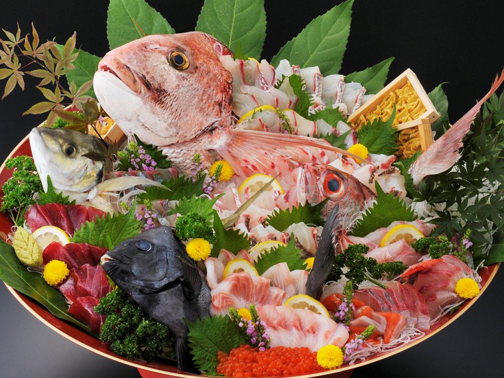 見た目もびっくり！豪華お刺身盛り合わせ！本日水揚げされた鮮魚が並びます。