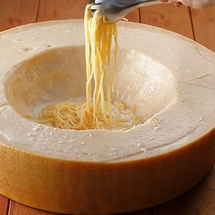 名物丸ごとパルミジャーノを使ったチーズパスタ♪の写真