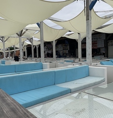 ＜★ビーチ沿いの眺望が最高なVIP ボックス席は予約必須★＞ゆったり広々のお席をご希望のお客様にはこちらのVIP ボックス席をご利用頂いております、詳しい席の予約状況などは店舗までお問い合わせをお願い致します♪